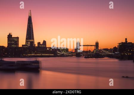 Vue longue exposition, gratte-ciel illuminé de Londres avec le pont Shard and Tower Banque D'Images