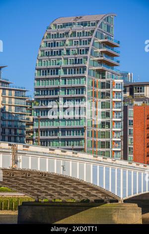 Pont de Wandsworth avec développement au bord de la rivière Battersea Reach en arrière-plan à Londres Banque D'Images