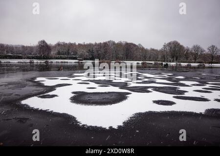 Gel hivernal au Clarence Park Lido, Bury. Banque D'Images