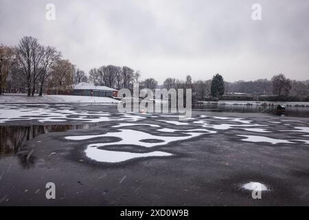 Gel hivernal au Clarence Park Lido, Bury. Banque D'Images