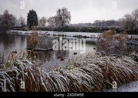 Gel hivernal au Clarence Park Lido, Bury. Banque D'Images