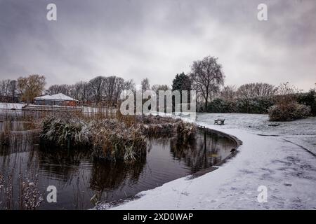 Gel hivernal au Clarence Park Lido, Bury. Banque D'Images