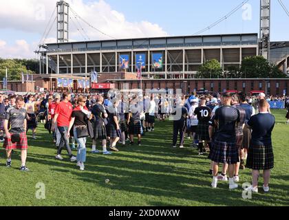 Cologne, Allemagne. 19 juin 2024. Les fans font la queue pour se rendre au stade avant le match des Championnats d'Europe de l'UEFA au stade de Cologne, à Cologne. Le crédit photo devrait se lire comme suit : David Klein/Sportimage crédit : Sportimage Ltd/Alamy Live News Banque D'Images