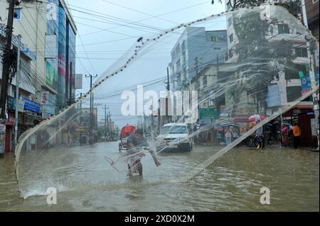 Sylhet, Bangladesh. 19 juin 2024. Sylhet, Bangladesh. Les résidents de la zone résidentielle d'élite de ​​Shahjal Upashahar de Sylhet se déplacent dans des pousse-pousse et des fourgonnettes de pousse-pousse sur des routes inondées. Alors que la situation des inondations s’aggrave dans la ville de Sylhet, de nombreuses personnes dans les zones résidentielles d’Upashahar quittent leurs maisons et déménagent vers des endroits plus sûrs. En raison des fortes pluies et des pentes montantes, des inondations ont eu lieu dans toutes les zones résidentielles le long des rives de la rivière de la ville de Sylhet. Crédit : majoritaire World CIC/Alamy Live News Banque D'Images