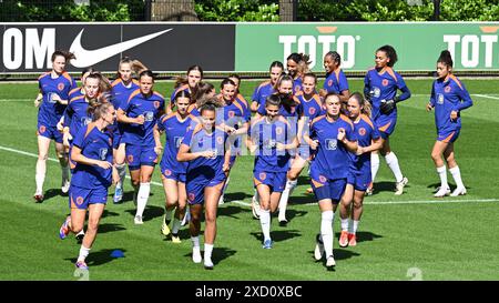 ZEIST - joueuses lors de l'échauffement avec (g-d) Vivianne Miedema de Hollande, Chasity Grant de Hollande et Romee Leuchter de Hollande lors d'un entraînement de l'équipe nationale néerlandaise féminine sur le campus de KNVB le 19 juin 2024 à Zeist, pays-Bas. Les Orange Lionesses se préparent pour le match qualificatif du Championnat d'Europe contre l'Italie. ANP GERRIT VAN COLOGNE Banque D'Images