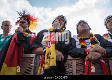 Berlin, Germany19 juin 2024, Berlin, Allemagne : alors que l'Allemagne affrontait la Hongrie dans le match de l'UEFA EURO 2024 d'aujourd'hui le 19 juin 2024, des milliers de fans se sont rassemblés dans les zones emblématiques du Reichstag et de la porte de Brandebourg pour encourager leur équipe nationale. La foule animée, agitant des drapeaux allemands et chantant à l'unisson, a créé une atmosphère festive qui illustre la passion et le soutien des fans de football allemands. Le Championnat d'Europe de l'UEFA 2024, officiellement connu sous le nom d'UEFA EURO 2024, est la 17e édition du tournoi et est accueilli par l'Allemagne du 14 juin au 14 juillet. Crédit : ZUMA Press, Inc/Ala Banque D'Images