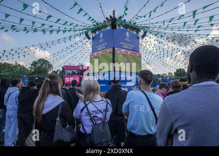 Berlin, Germany19 juin 2024, Berlin, Allemagne : alors que l'Allemagne affrontait la Hongrie dans le match de l'UEFA EURO 2024 d'aujourd'hui le 19 juin 2024, des milliers de fans se sont rassemblés dans les zones emblématiques du Reichstag et de la porte de Brandebourg pour encourager leur équipe nationale. La foule animée, agitant des drapeaux allemands et chantant à l'unisson, a créé une atmosphère festive qui illustre la passion et le soutien des fans de football allemands. Le Championnat d'Europe de l'UEFA 2024, officiellement connu sous le nom d'UEFA EURO 2024, est la 17e édition du tournoi et est accueilli par l'Allemagne du 14 juin au 14 juillet. Crédit : ZUMA Press, Inc/Ala Banque D'Images