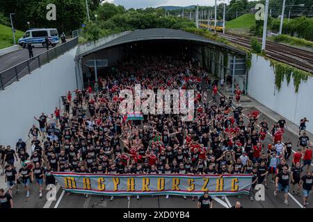 19.06.2024, Fanmarsch Ungarn, Stuttgart : Im Rahmen eines Fanmarsches zogen mehrere tausend ungarische fans von der Innenstadt in Richtung Stadion. Mehrfach wurde von den für ihre rechtskonservativ, nationalistische und in Teilen rechtsextremistische Grundhaltung bekannten fans das Lied Lamour toujours von Gigi DAgostino angestimmt. Außerdem wurde mehrfach ein transparent mit der Aufschrift Gigi Gehisst gratuit. Baden-Württemberg Deutschland Fanmarsch Ungarn Stuttgart-02 *** 19 06 2024, marche des fans Hongrie, Stuttgart dans le cadre d'une marche des fans, plusieurs milliers de fans hongrois ont défilé depuis le centre-ville Banque D'Images