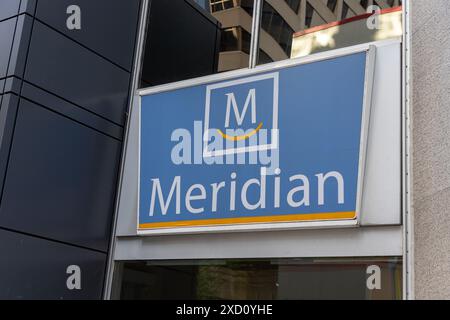 Ottawa, Canada - 4 juin 2024 : signature Meridian Credit Union sur l'immeuble de bureaux du centre-ville d'Ottawa, Ontario. Banque D'Images