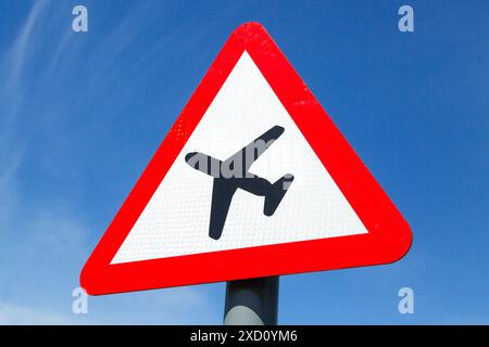 Signalisation routière / signalisation routière signalant le trafic aérien sur la route Banque D'Images