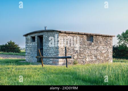 Ancienne prison, construite en 1899 avec des briques de calcaire taillées à la main et des fenêtres barrées de fer, dans le canton d'Aurora, comté de Cloud, Kansas. Banque D'Images