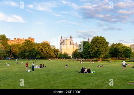 Ottawa, Canada - 16 mai 2024 : Parc Major's Hill au centre-ville. Les gens assis sur la pelouse du parc au printemps. Banque D'Images