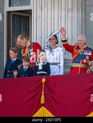 Londres, Royaume-Uni 15 juin 2024. La famille royale fait une apparition sur le balcon du palais de Buckingham après la cérémonie du Trooping of the Colour. Banque D'Images