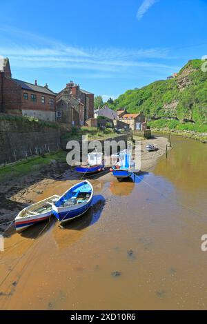 Bateaux de pêche amarrés à Staithes Beck, Staithes, North Yorkshire, North York Moors National Park, Angleterre, Royaume-Uni. Banque D'Images