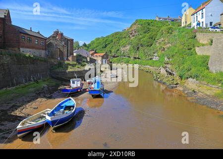 Bateaux de pêche amarrés à Staithes Beck, Staithes, North Yorkshire, North York Moors National Park, Angleterre, Royaume-Uni. Banque D'Images