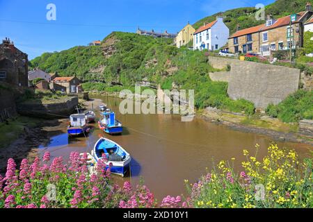 Bateaux de pêche amarrés à Staithes Beck, Staithes, North Yorkshire, North York Moors National Park, Angleterre, Royaume-Uni. Banque D'Images