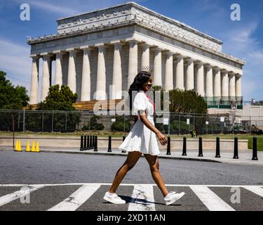 Washington, États-Unis. 19 juin 2024. Miss Junetenth Georgia Nirvana Harrison, d'Atlanta, passe devant le Lincoln Memorial sur le National Mall lors de la parade du peuple Junetenth le 19 juin 2024 à Washington, DC le jour de l'indépendance nationale Junetenth reconnaît quand la Proclamation d'émancipation a été appliquée au Texas en 1865, libérer les derniers esclaves dans les États confédérés. (Photo de Samuel Corum/Sipa USA) crédit : Sipa USA/Alamy Live News Banque D'Images