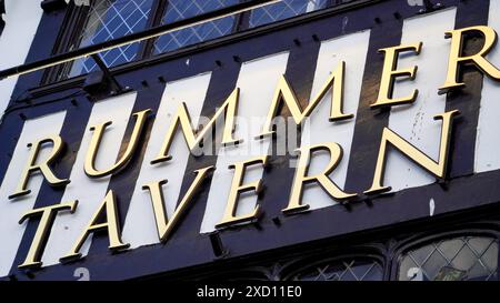 Cardiff pays de Galles, octobre 29 2023 The Rummer Tavern, Duke Street Cardiff date du début du XVIIIe siècle. La façade est de design tudor et est un pub populaire Banque D'Images