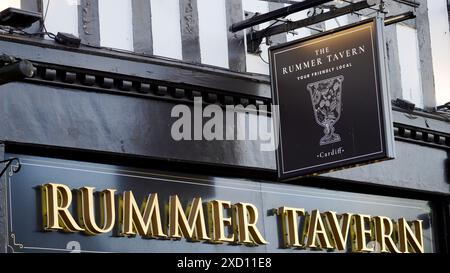 Cardiff pays de Galles, octobre 29 2023 The Rummer Tavern, Duke Street Cardiff date du début du XVIIIe siècle. La façade est de design tudor et est un pub populaire Banque D'Images