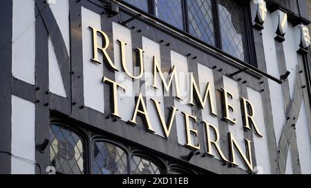 Cardiff pays de Galles, octobre 29 2023 The Rummer Tavern, Duke Street Cardiff date du début du XVIIIe siècle. La façade est de design tudor et est un pub populaire Banque D'Images