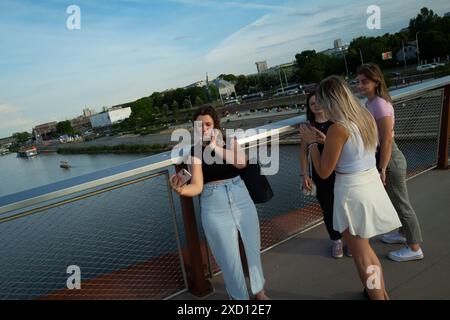 Varsovie, Pologne. 18 juin 2024. Une jeune femme prend un selfie avec un téléphone portable à Varsovie, en Pologne, le 18 juin 2024. (Photo de Jaap Arriens/Sipa USA) crédit : Sipa USA/Alamy Live News Banque D'Images