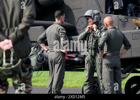 Le roi Willem-Alexander des pays-Bas à l'aéroport de Carlisle, le 19 juin 2024, pour visiter l'exercice d'hélicoptère TAC Blaze UK, cet exercice du Defense Helicopter Command met l'accent sur la formation au vol tactique à basse altitude en cas de menace radar et sur l'évitement des systèmes radar ennemis photo : Albert Nieboer/Netherlands OUT/point de vue OUT Banque D'Images