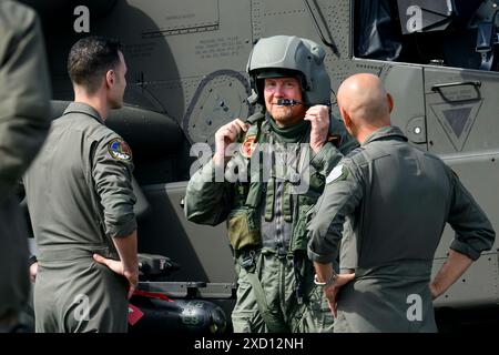 Le roi Willem-Alexander des pays-Bas à l'aéroport de Carlisle, le 19 juin 2024, pour visiter l'exercice d'hélicoptère TAC Blaze UK, cet exercice du Defense Helicopter Command met l'accent sur la formation au vol tactique à basse altitude en cas de menace radar et sur l'évitement des systèmes radar ennemis photo : Albert Nieboer/Netherlands OUT/point de vue OUT Banque D'Images