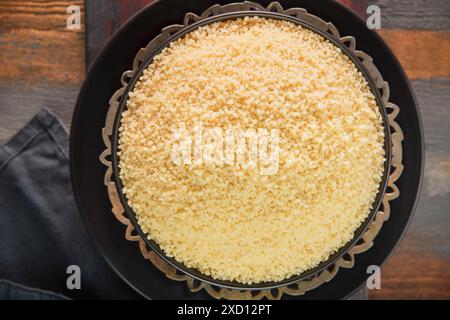 Cuisine arabe ; vue de dessus pour un plat de couscous simple. Banque D'Images