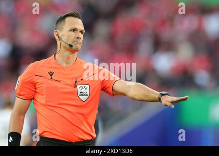 Cologne, Allemagne. 19 juin 2024. Football : Championnat d'Europe, Écosse - Suisse, tour préliminaire, groupe A, jour de match 2, Köln Stadion, arbitre Ivan Kruzliak gesticulates. Crédit : Rolf Vennenbernd/dpa/Alamy Live News Banque D'Images