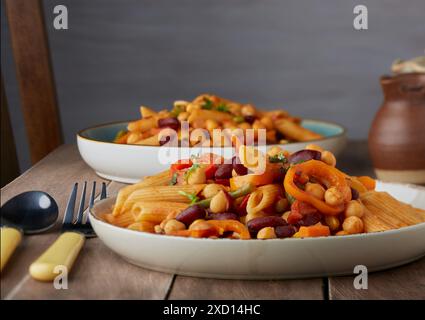 Pâtes aux haricots et légumes mélangés dans une sauce tomate. Banque D'Images