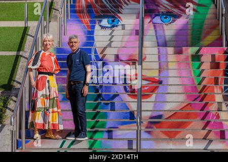 STRICTEMENT SOUS EMBARGO JUSQU'AU jeudi 20 juin 6h. Wembley Park, Londres, Royaume-Uni. 19 juin 2024. Swiftie Steps sont dévoilés avec de nouvelles peintures murales au parc de Wembley alors que la popstar mondiale donne le coup d'envoi de son premier spectacle londonien. (Gauche-droite) Justine Simons OBE, adjointe au maire de la culture et des industries créatives et maire de Londres Sadiq Khan. Crédit : Amanda Rose/Alamy Live News crédit : amanda rose/Alamy Live News Banque D'Images