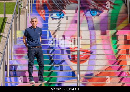 STRICTEMENT SOUS EMBARGO JUSQU'AU jeudi 20 juin 6h. Wembley Park, Londres, Royaume-Uni. 19 juin 2024. La maire de Londres, Sadiq Khan, dévoile les marches Swiftie et de nouvelles peintures murales au parc Wembley alors que la pop star mondiale donne le coup d'envoi de son premier spectacle londonien. Crédit : Amanda Rose/Alamy Live News crédit : amanda rose/Alamy Live News Banque D'Images