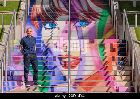 STRICTEMENT SOUS EMBARGO JUSQU'AU jeudi 20 juin 6h. Wembley Park, Londres, Royaume-Uni. 19 juin 2024. La maire de Londres, Sadiq Khan, dévoile les marches Swiftie et de nouvelles peintures murales au parc Wembley alors que la pop star mondiale donne le coup d'envoi de son premier spectacle londonien. Crédit : Amanda Rose/Alamy Live News crédit : amanda rose/Alamy Live News Banque D'Images