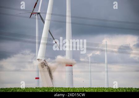 Démolition de la tour d’une éolienne vieille de 20 ans, dans le parc éolien Werl, 5 anciennes éoliennes Enercon E-66 sont démolies, 2 nouvelles éoliennes Siemens SG6.6-170 Banque D'Images