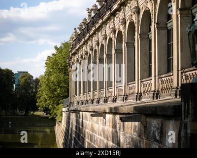 Mur extérieur Zwinger sur le côté sud-ouest. Arches architecturales et caractéristiques dans le style baroque. Belle façade du bâtiment historique. Banque D'Images