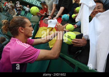 Halle, Allemagne. 19 juin 2024. Tennis : ATP Tour, Singles, 2ème tour, Sonego (Italie) - Zverev (Allemagne). Alexander Zverev signe des autographes après le match. Credit : Friso Gentsch/dpa/Alamy Live News Banque D'Images