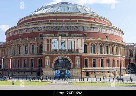 Vue de face complète du Royal Albert Hall par une journée ensoleillée. La salle a été ouverte en 1871 et a été nommée en l’honneur du prince Albert, le mari de la reine Victoria. Banque D'Images