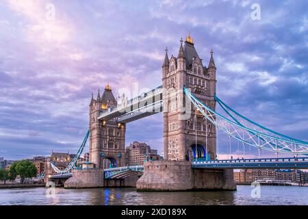 Vue sur Tower Bridge et la Tamise à Londres Banque D'Images