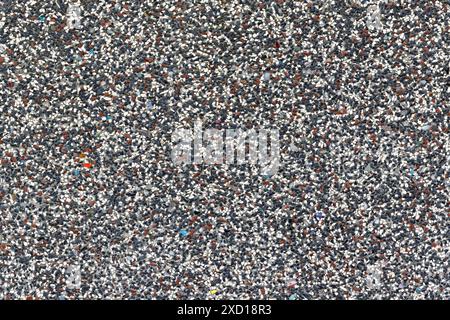 vue de fond d'une zone de plâtre coloré, composée de pierres décoratives blanches, bleu foncé et rouges dans un arrangement aléatoire Banque D'Images