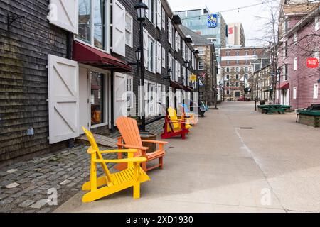 Chaises Adirondack près de Lower Water Street sur la promenade riveraine à Halifax, Nouvelle-Écosse, Canada Banque D'Images