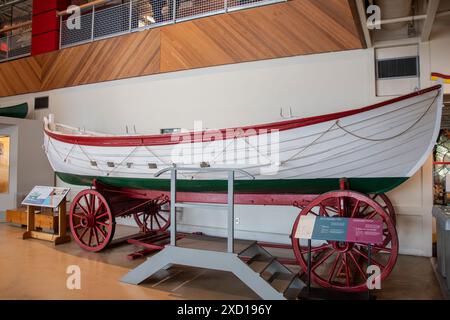 Bateau de sauvetage de l'île de sable sur un wagon à roues au Musée maritime de l'Atlantique sur la promenade riveraine à Halifax, Nouvelle-Écosse, Canada Banque D'Images