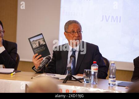 Tahar Boumedra, ancien représentant du Haut Commissaire des Nations Unies aux droits de l'homme en Irak et directeur de JVMI, montrant qu'il a écrit sur le massacre de 1988 en 30000 lors de la conférence de presse sur le massacre de 1988 en Iran. Lors d'une conférence de presse à Genève, des experts de l'ONU et un ancien juge de l'ONU exposent les détails horribles du massacre de 30 000 prisonniers politiques en 1988, dont la plupart étaient membres et sympathisants des Moudjahidin-e Khalq (OMPI/MEK). Banque D'Images