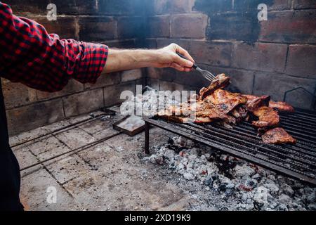 Asado argentin fait sur le gril avec différentes coupes de viande. Cuisine typique de l'Argentine avec du bœuf et des saucisses. Banque D'Images