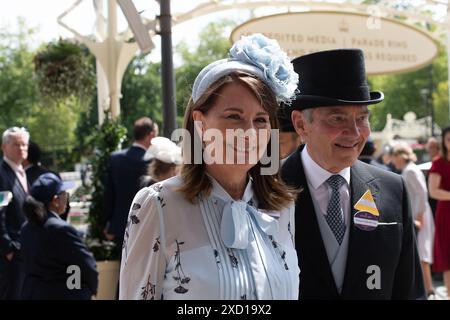 Ascot, Berkshire, Royaume-Uni. 19 juin 2024. Carole Middleton et Michael Middleton, parents de Catherine, la princesse de Galles, assistent au deuxième jour de Royal Ascot à l'hippodrome d'Ascot dans le Berkshire crédit : Maureen McLean/Alamy Live News Banque D'Images