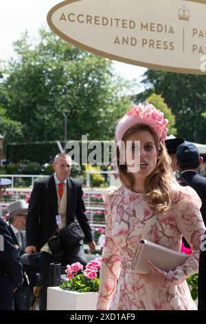 Ascot, Berkshire, Royaume-Uni. 19 juin 2024. La princesse Béatrice assiste au deuxième jour de Royal Ascot à l'hippodrome d'Ascot dans le Berkshire crédit : Maureen McLean/Alamy Live News Banque D'Images