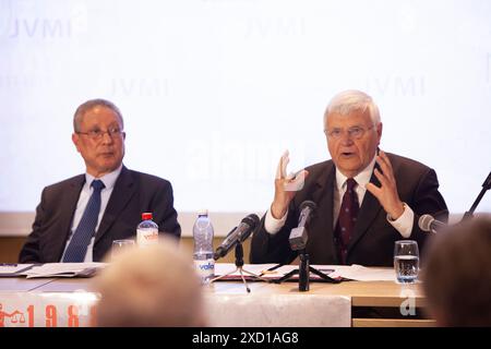 Genève, Suisse. 1er janvier 2000. Le juge Wolfgang Schomburg (à droite), ancien juge au Tribunal pénal international pour l'ex-Yougoslavie (TPIY) et au Tribunal pénal international pour le Rwanda (TPIR), s'adresse à la conférence de presse sur le massacre de 1988 en Iran. Lors d'une conférence de presse à Genève, des experts de l'ONU et un ancien juge de l'ONU exposent les détails horribles du massacre de 30 000 prisonniers politiques en 1988, dont la plupart étaient membres et sympathisants des Moudjahidin-e Khalq (OMPI/MEK). (Photo de Siavosh Hosseini/SOPA images/Sipa USA) crédit : Sipa USA/Alamy Live News Banque D'Images