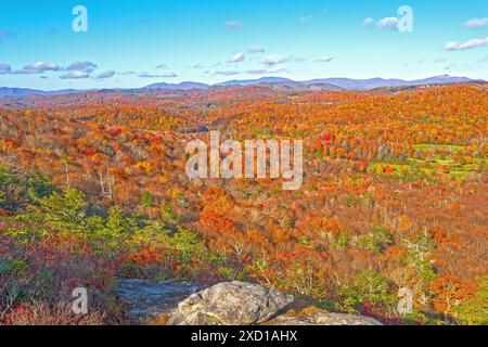 Vue panoramique d'Une vallée aux couleurs d'automne depuis Flat Rock Ridge sur la Blue Ridge Parkway en Caroline du Nord Banque D'Images