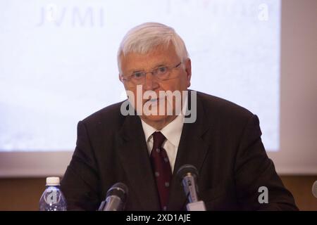 Genève, Suisse. 1er janvier 2000. Le juge Wolfgang Schomburg, ancien juge au Tribunal pénal international pour l'ex-Yougoslavie (TPIY) et au Tribunal pénal international pour le Rwanda (TPIR), s'adresse à la conférence de presse sur le massacre de 1988 en Iran. Lors d'une conférence de presse à Genève, des experts de l'ONU et un ancien juge de l'ONU exposent les détails horribles du massacre de 30 000 prisonniers politiques en 1988, dont la plupart étaient membres et sympathisants des Moudjahidin-e Khalq (OMPI/MEK). (Photo de Siavosh Hosseini/SOPA images/Sipa USA) crédit : Sipa USA/Alamy Live News Banque D'Images