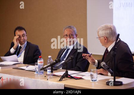 Genève, Suisse. 1er janvier 2000. De gauche à droite, le professeur Javaid Rehman, Tahar Boumedra et le juge Wolfgang Schomburg prennent la parole lors de la conférence de presse sur le massacre de 1988 en Iran. Lors d'une conférence de presse à Genève, des experts de l'ONU et un ancien juge de l'ONU exposent les détails horribles du massacre de 30 000 prisonniers politiques en 1988, dont la plupart étaient membres et sympathisants des Moudjahidin-e Khalq (OMPI/MEK). (Photo de Siavosh Hosseini/SOPA images/Sipa USA) crédit : Sipa USA/Alamy Live News Banque D'Images