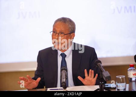 Genève, Suisse. 1er janvier 2000. Tahar Boumedra, ancien représentant du Haut Commissaire des Nations Unies aux droits de l'homme en Irak et directeur de JVMI, s'adressant à la conférence de presse sur le massacre de 1988 en Iran. Lors d'une conférence de presse à Genève, des experts de l'ONU et un ancien juge de l'ONU exposent les détails horribles du massacre de 30 000 prisonniers politiques en 1988, dont la plupart étaient membres et sympathisants des Moudjahidin-e Khalq (OMPI/MEK). (Photo de Siavosh Hosseini/SOPA images/Sipa USA) crédit : Sipa USA/Alamy Live News Banque D'Images